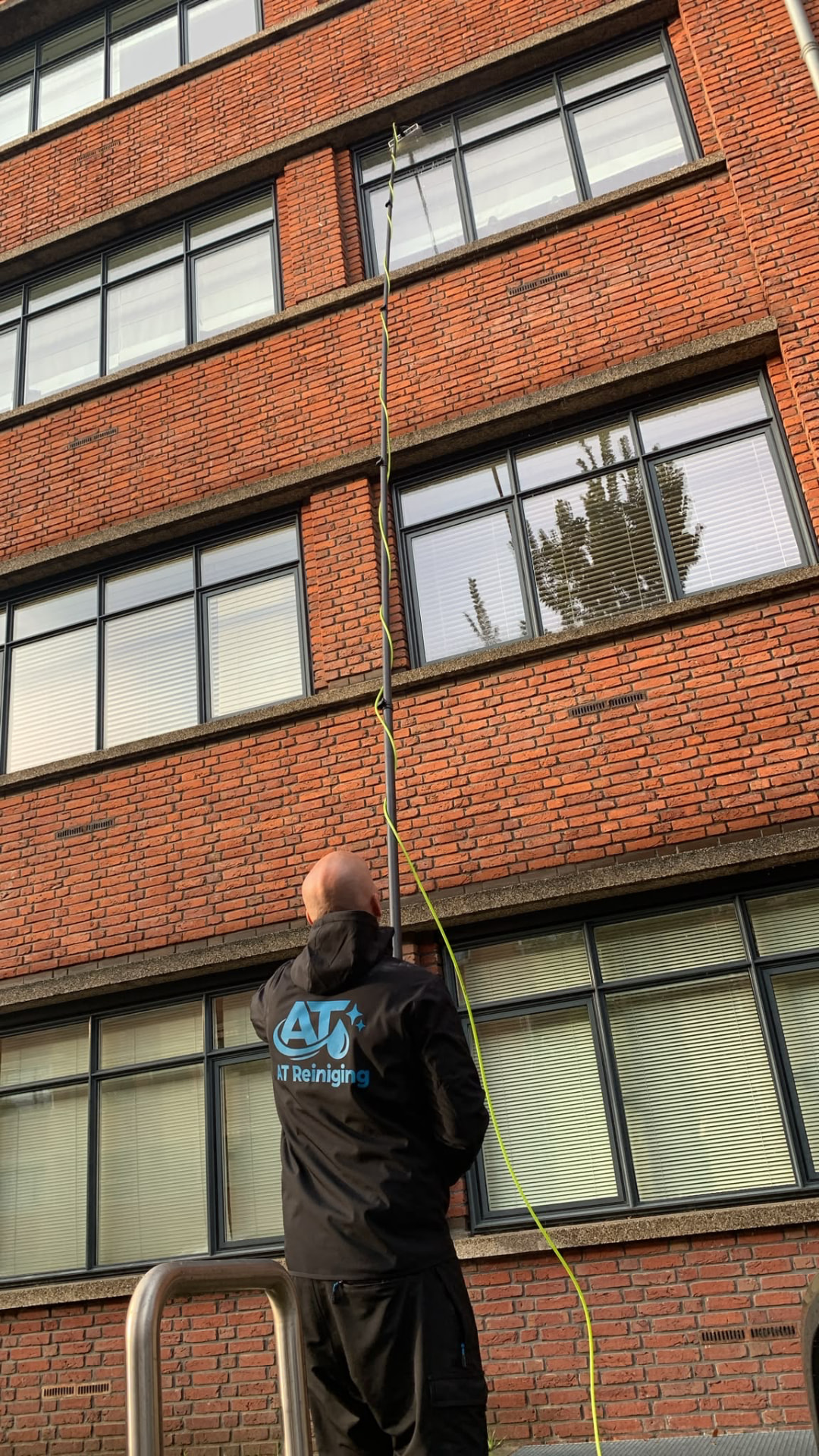 Glasbewassing op hoogte met een telescoopsteel door AT Reiniging